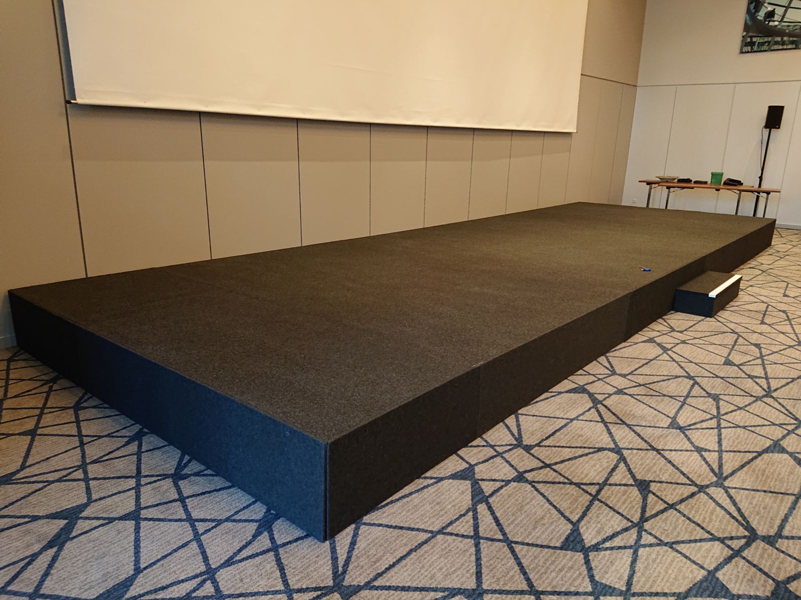 Bühne mit anthraziter Teppichoberfläche und teppichbezogenen Blenden (unser TPF3-Modell)

